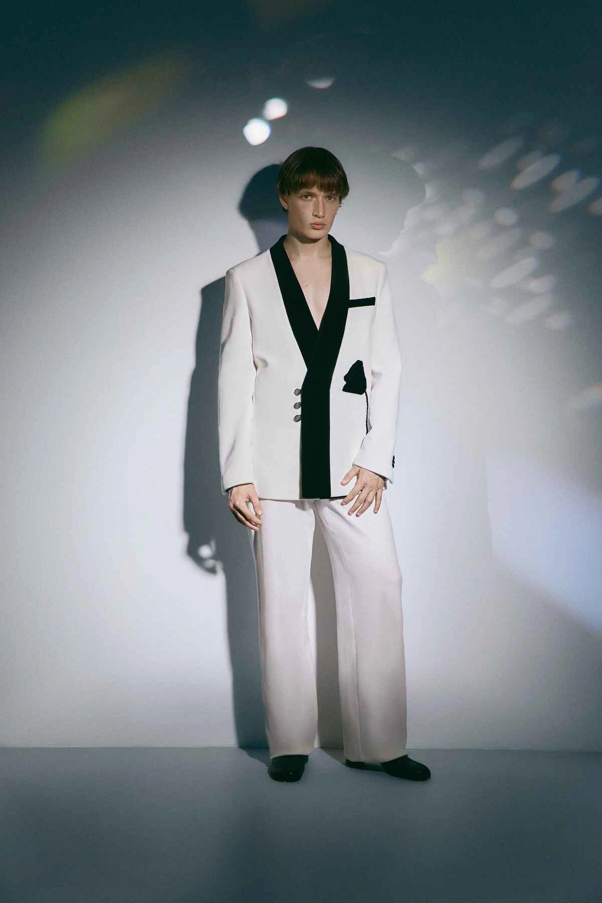 чоловічий костюм з атласними вставками