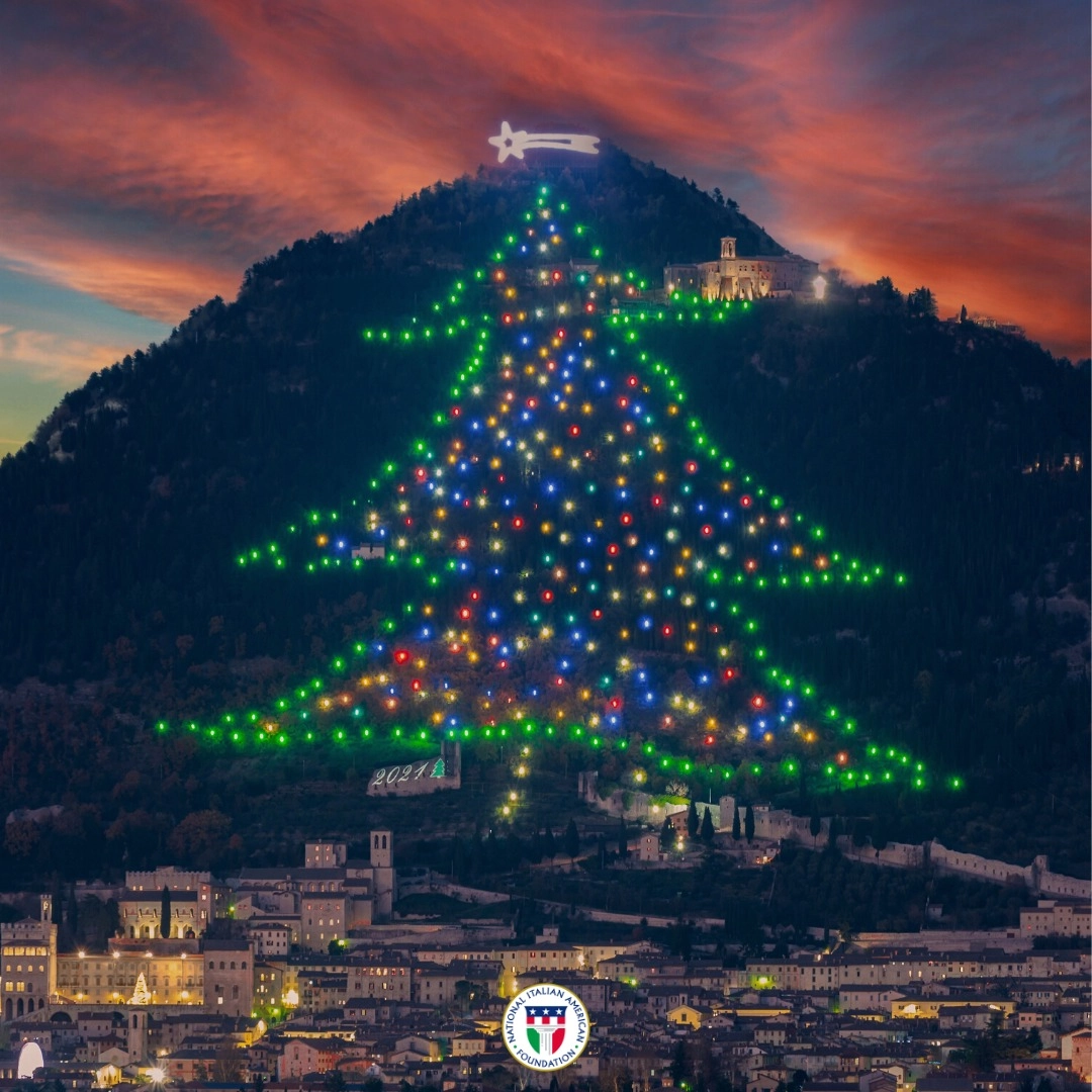 Гігантська ялинка в італійському місті Губбіо