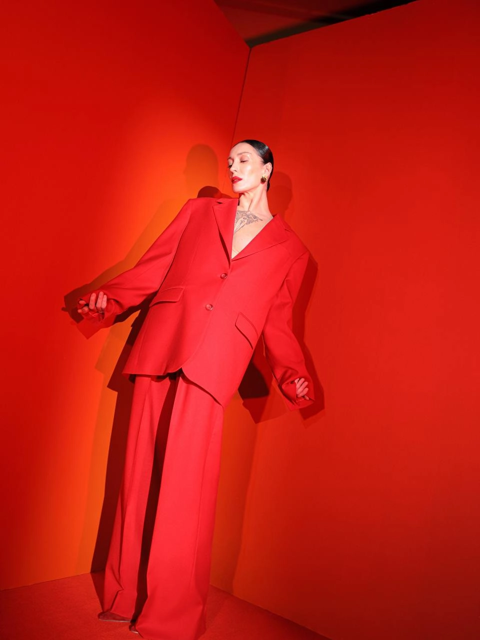 червоний костюм