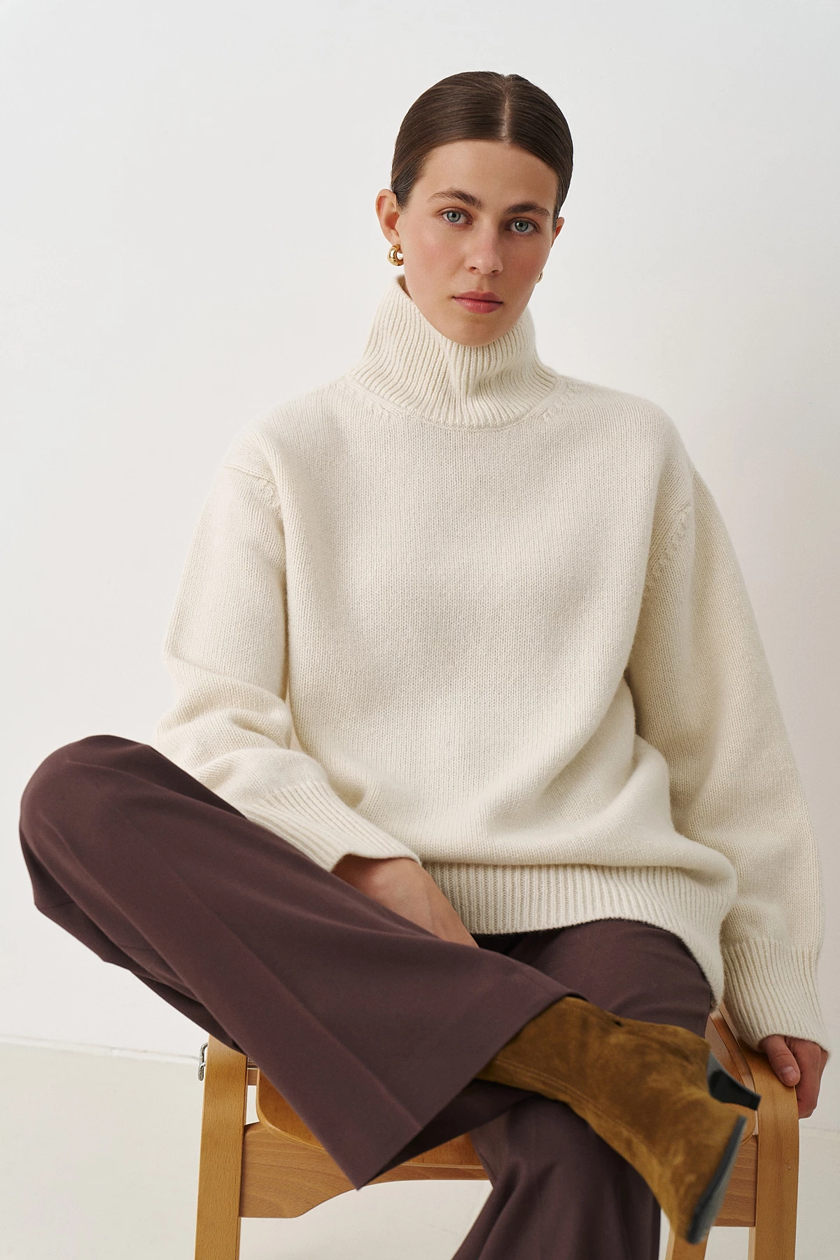 Кашеміровий светр молочного кольору — теплий фешн-подарунок на Новий рік 2026