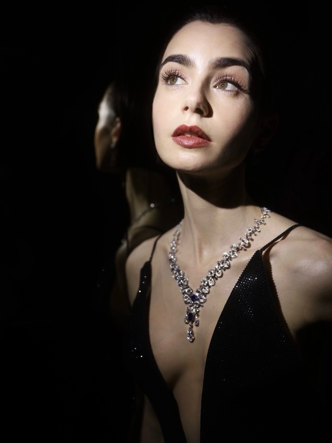 Акторка Лілі Коллінз в ролі Емілі Купер. Кадр з серіалу «Емілі в Парижі»