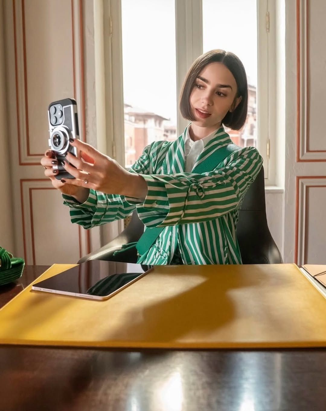 «Емілі в Парижі», манікюр героїні Лілі Коллінз