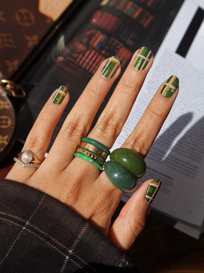 картатий манікюр