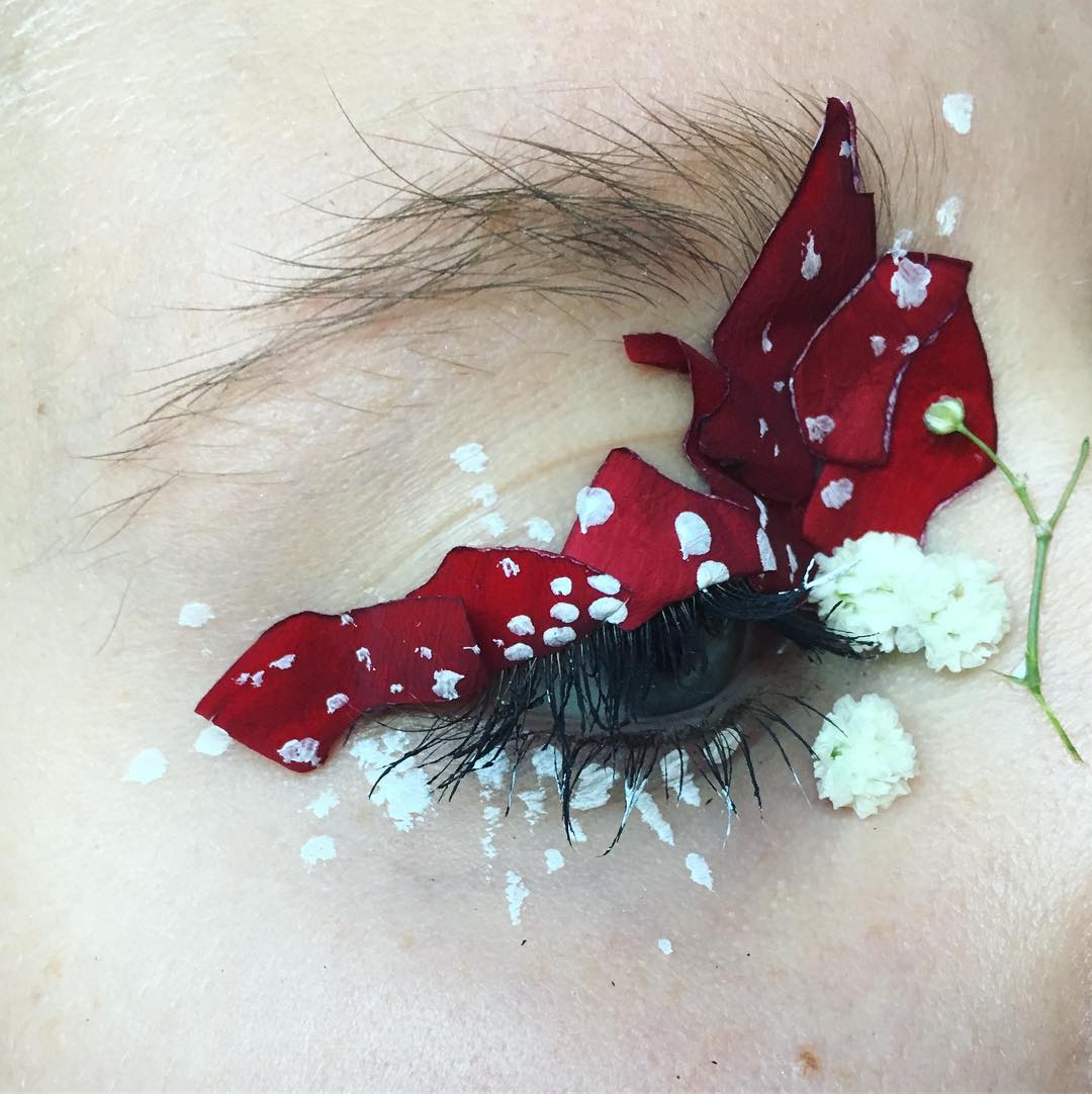 Бьюти-тренд в Instagram: цветы на веках - фото 2