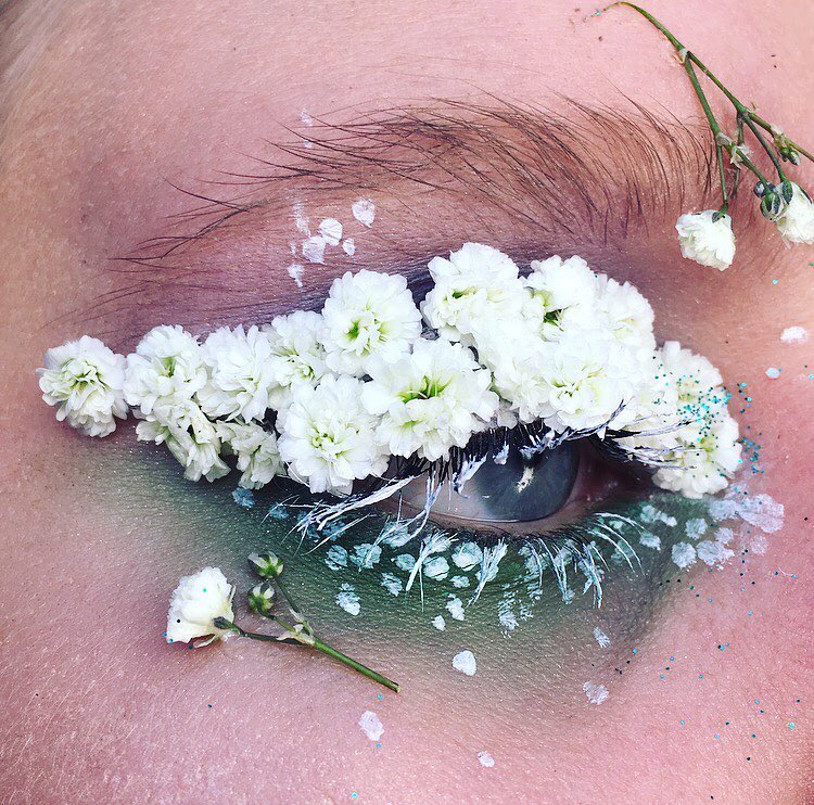 Бьюти-тренд в Instagram: цветы на веках - фото 4
