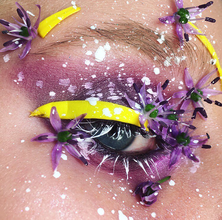 Бьюти-тренд в Instagram: цветы на веках - фото 6