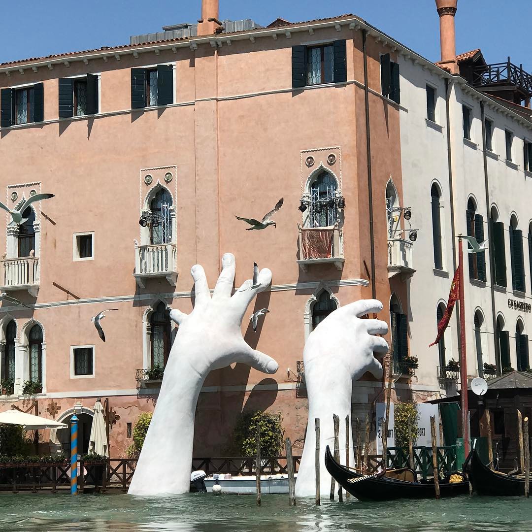 В Венеции появилась скульптура в виде огромных рук, поддерживающих здание - фото 