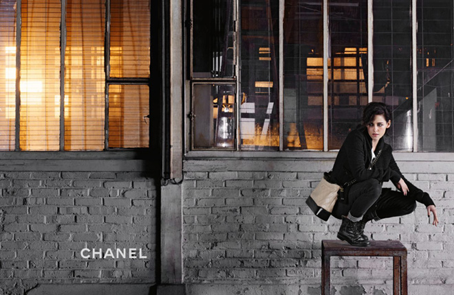 Кристен Стюарт в кампейне, посвященном новой сумке Chanel Gabrielle - фото