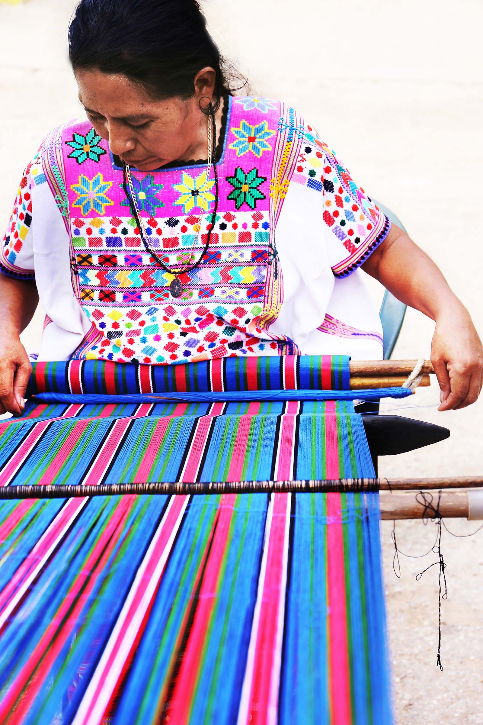 Кристиан Лубутен создал сумку с мастерицами племени майя - фото 4