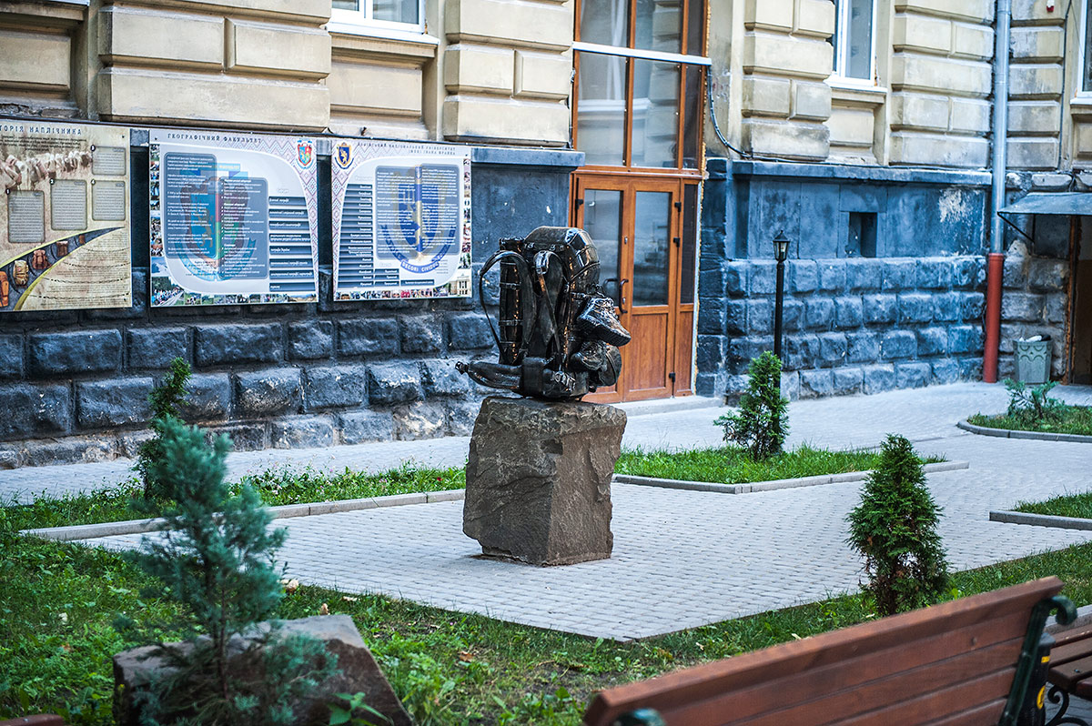 Памятник рюкзаку, Львов 