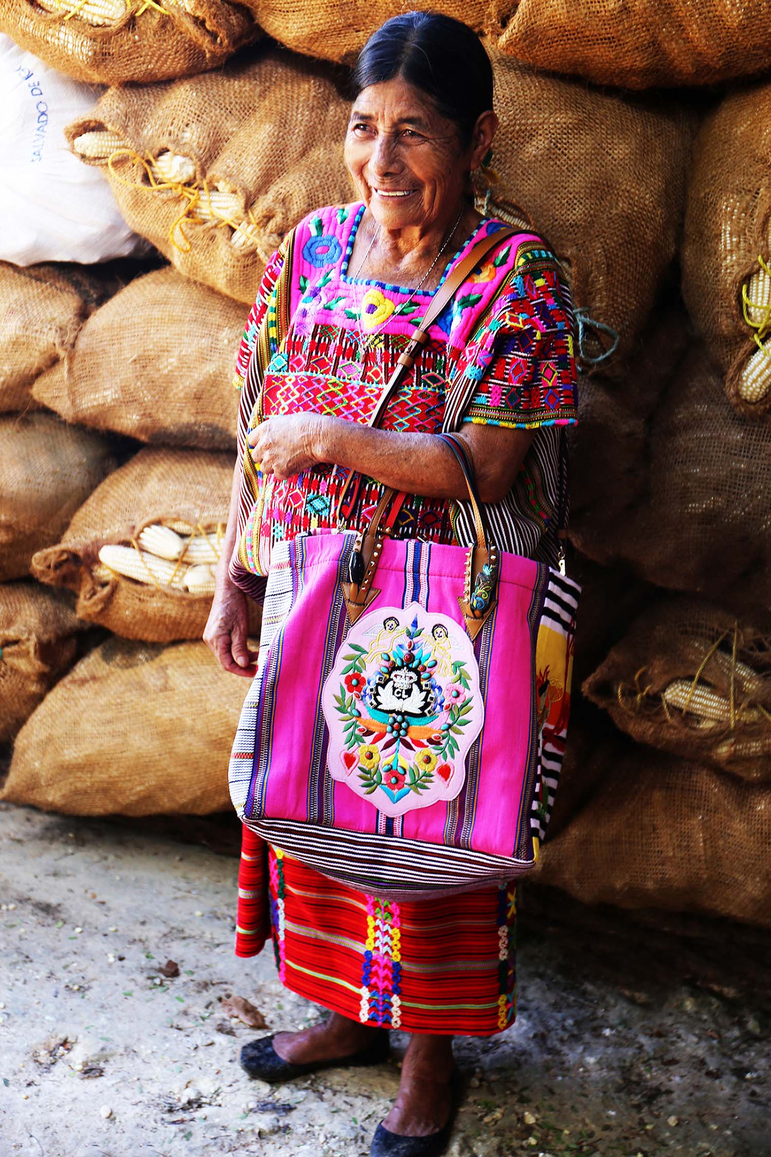 Кристиан Лубутен создал сумку с мастерицами племени майя - фото 5