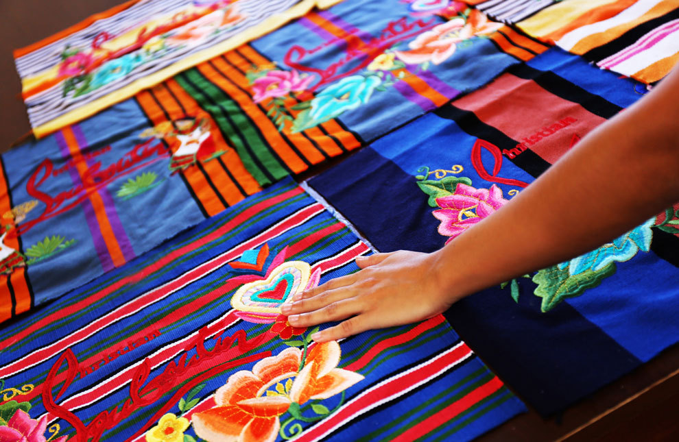 Кристиан Лубутен создал сумку с мастерицами племени майя - фото 6