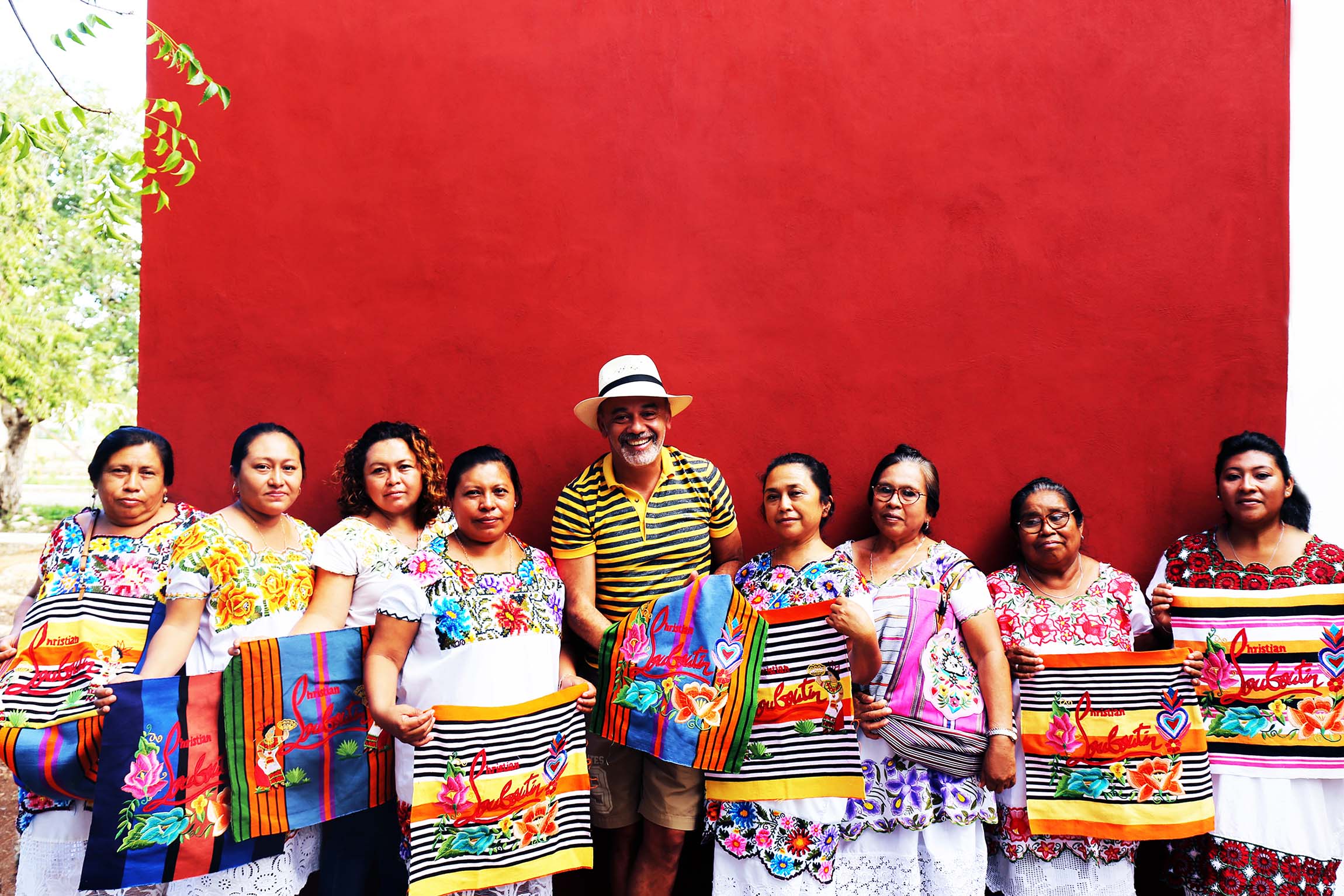 Кристиан Лубутен создал сумку с мастерицами племени майя - фото 7