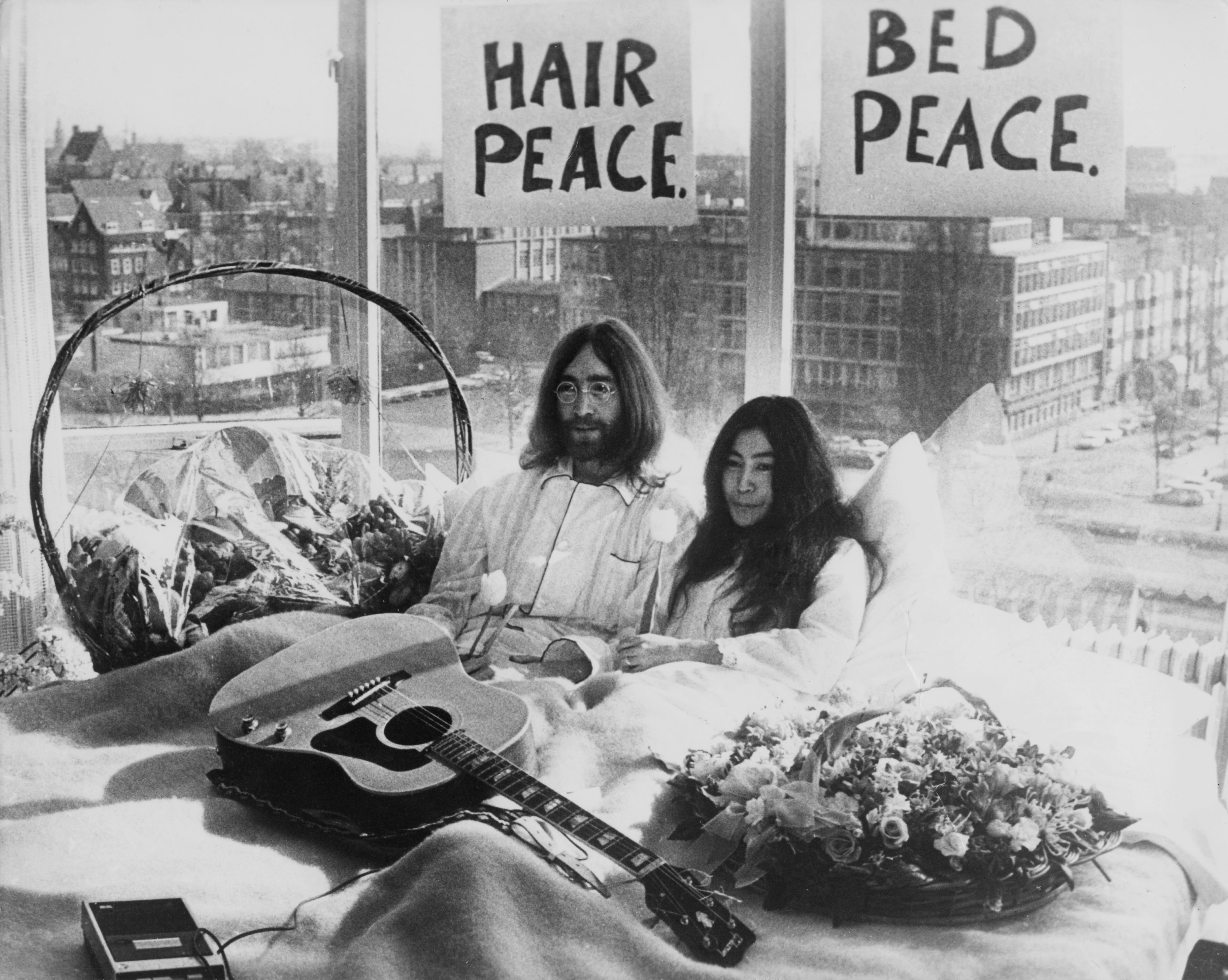 Про стосунки Джона Леннона та Йоко Оно знімуть фільм - фото