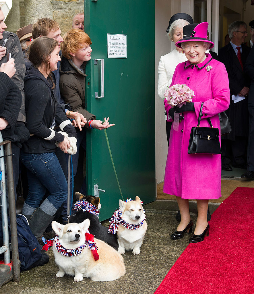 Королева Єлизавета з собакою породи корги