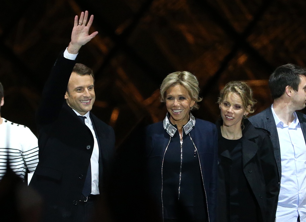 Эммануэль и Бриджит Макрон во время приветственной речи после оглашения первых результатов второго тура выборов во Франции