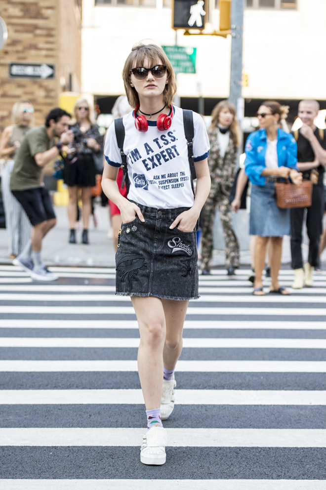Street style тренд: джинсовая юбка - фото 11