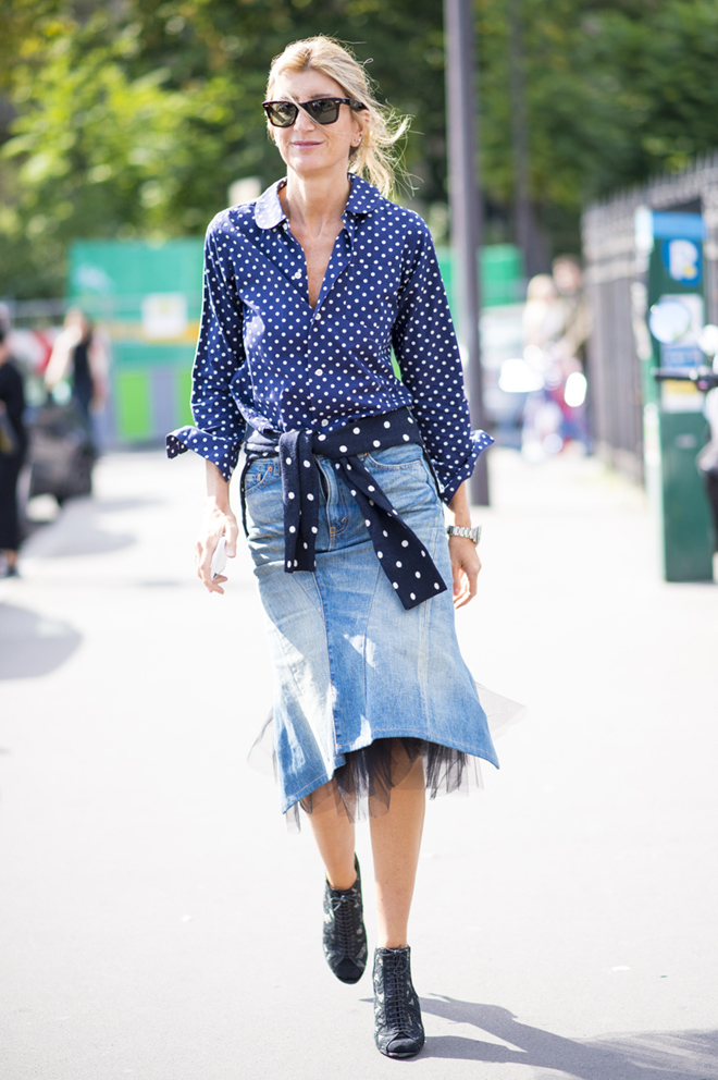 Street style тренд: джинсовая юбка - фото 13