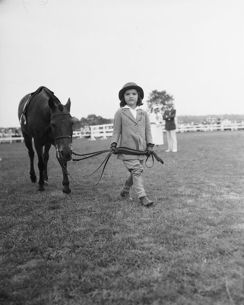 Жаклин с пони Buddy в Southampton Riding and Hunt Club во время конного шоу (Лонг-Айленд, 1934) 